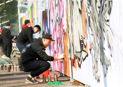 江南城區(qū)臨沅路上，涂鴉愛好者正在進行街頭涂鴉藝術(shù)創(chuàng)作